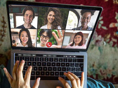 Laptop mit Teilnehmern einer Online-Gesprächsrunde der Sprachbrücke Hamburg e.V., sechs Teilnehmende sind in Videofenstern sichtbar.