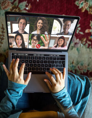Laptop mit Teilnehmern einer Online-Gesprächsrunde der Sprachbrücke Hamburg e.V., sechs Teilnehmende sind in Videofenstern sichtbar.