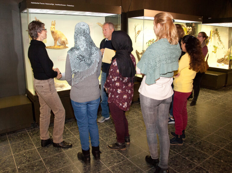 Gesprächsleiter und Teilnehmer*innen bei der Ausstellung im Zoologischen Museum