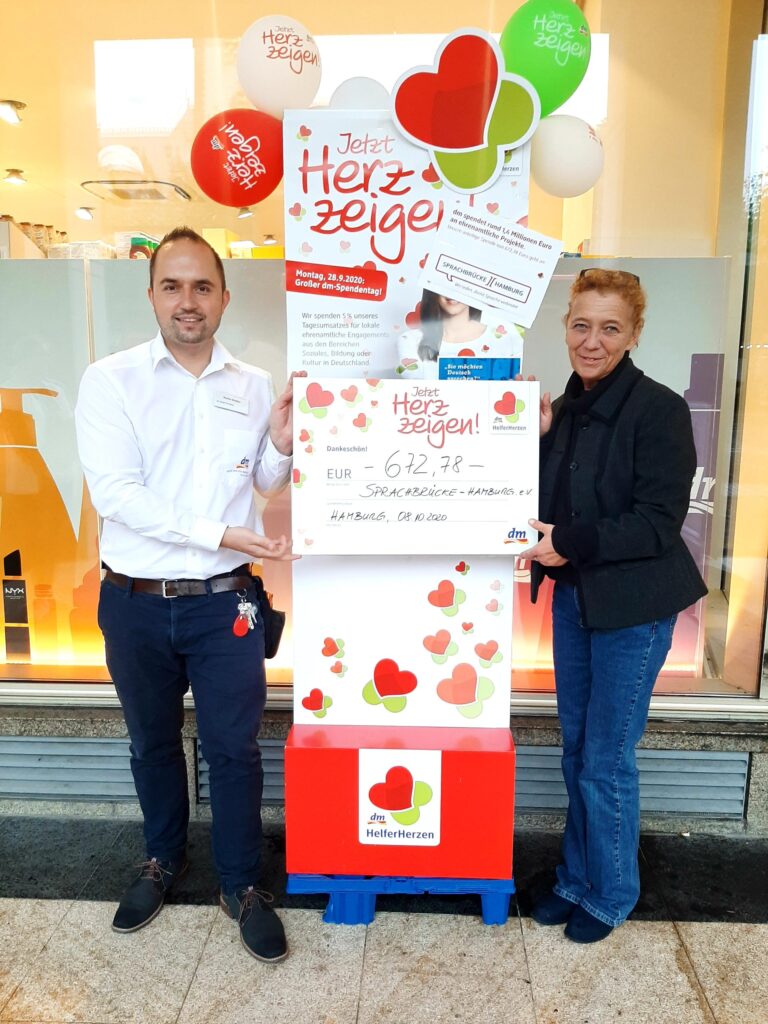 Sprachbrücke-Hamburg e. V. erhält Spende für Engagement