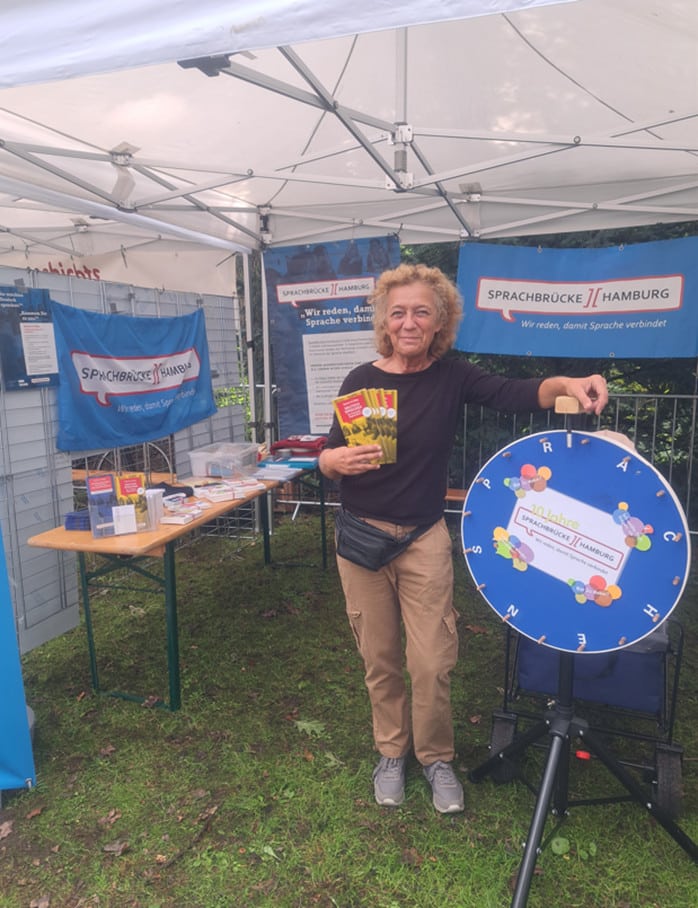 Vereinsvorsitzende Annja Haehling von Lanzenauer präsentiert Sprachbrücke-Hamburg e.V. und das Projekt „Sprache im Alltag“ bei „Harburg feiert Vielfalt“. Neben ihr das Sprachbrücken-Glücksrad.