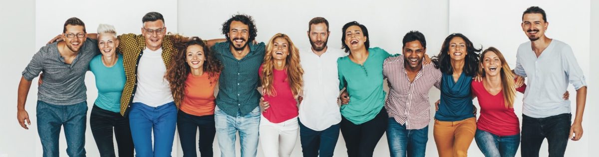 Fröhliche Menschenkette aus Frauen und Männern