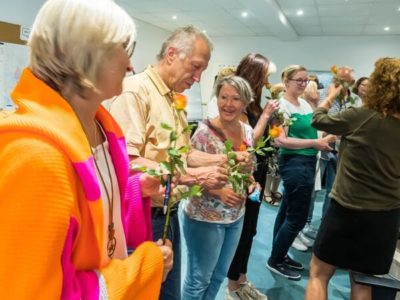 Vereinsvorsitzende verteilt Rosen an Ehrenamtliche