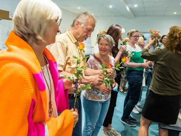 Vereinsvorsitzende verteilt Rosen an Ehrenamtliche