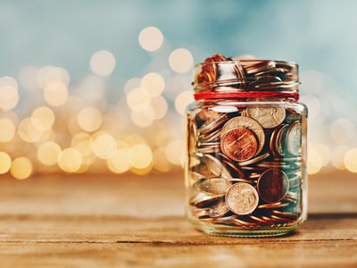 Ein Einmachglas voller Kleingeld