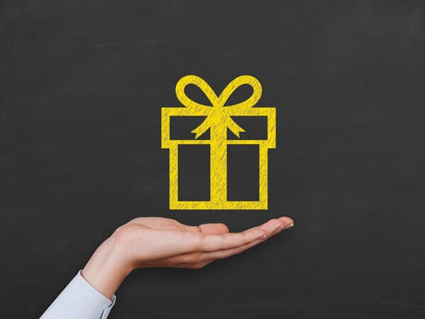 Ein Päckchen wird von zwei Händen vorgehalten