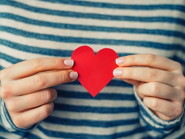 Nahaufnahme eines roten Holzherzen