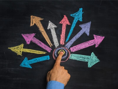 Pfeile auf einer Tafel zeigen in verschiedene Richtungen