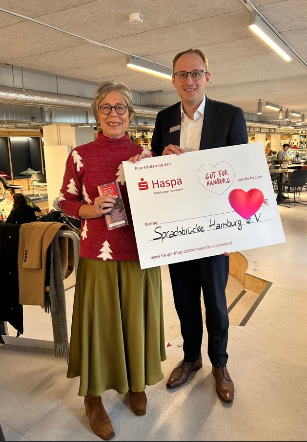 Checkübergabe für die Sprachbrücke-Hamburg