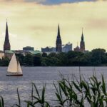 Segelboot auf der Alster vor der Kulisse von Hamburg