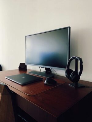 Ein leerer Arbeitsplatz nach einer Online-Gesprächsrunde.