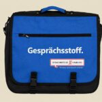 Gesprächsstofftasche mit tollen Sachen, über die geredet werden kann: Stadtpläne, Spiele, Wimmelbücher und vieles mehr