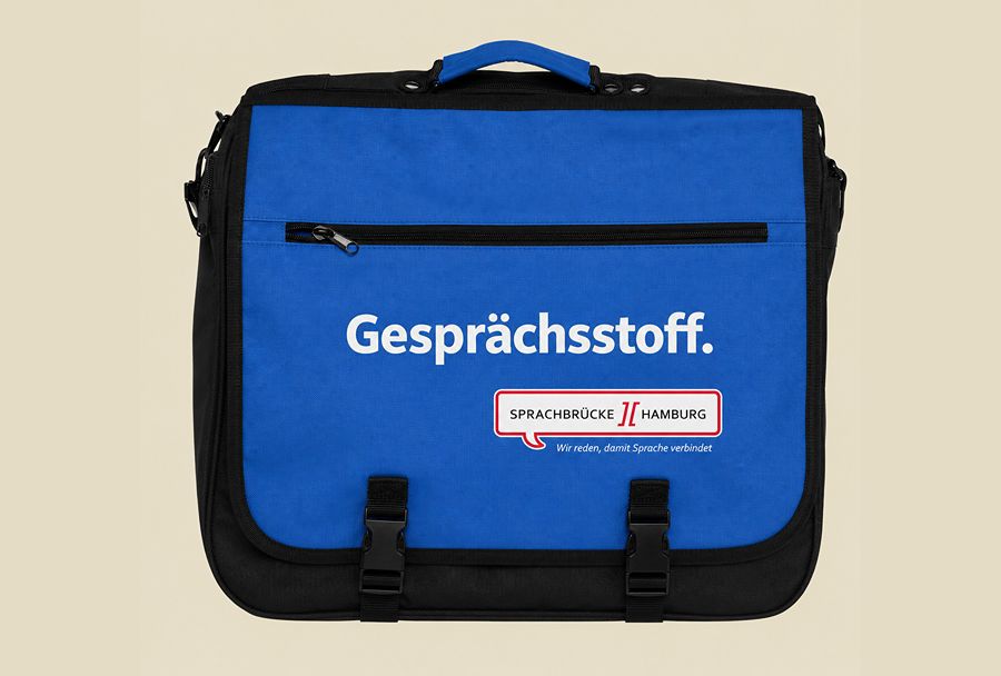 Gesprächsstofftasche mit tollen Sachen, über die geredet werden kann: Stadtpläne, Spiele, Wimmelbücher und vieles mehr